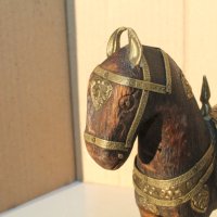 Арабски дървен кон с месингова украса, снимка 5 - Антикварни и старинни предмети - 43573128