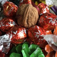 LOVE MANDARINE 🍊 Букет 💐 Бонбони LINDOR 🍬 Цветя Шишарки 🌲 Орех 🌰 Ръчна Изработка ⚒️, снимка 3 - Декорация за дома - 35129539