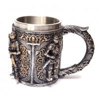 Код 94168 Стилна чаша от полирезин и метал с релефни декорации - рицари, мечове и надписи., снимка 3 - Чаши - 32322137
