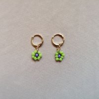 Дамски обеци в златист цвят с висулки цветя от мъниста в зелен и лилав цвят, снимка 3 - Обеци - 43838951