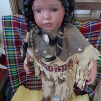 Продавам керамична колекционерска кукла -  Индианка  , снимка 3 - Колекции - 34926828