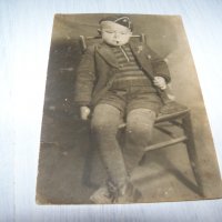 Стара снимка-картичка дете с цигара, снимка 1 - Други ценни предмети - 37199549