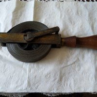 Стара месингова рулетка с дървена дръжка 20 метра, снимка 1 - Други инструменти - 28480971