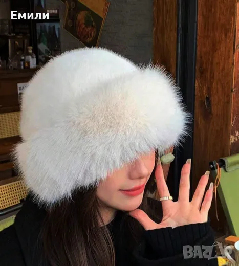 Дамска пухкава шапка в бял цвят, снимка 1