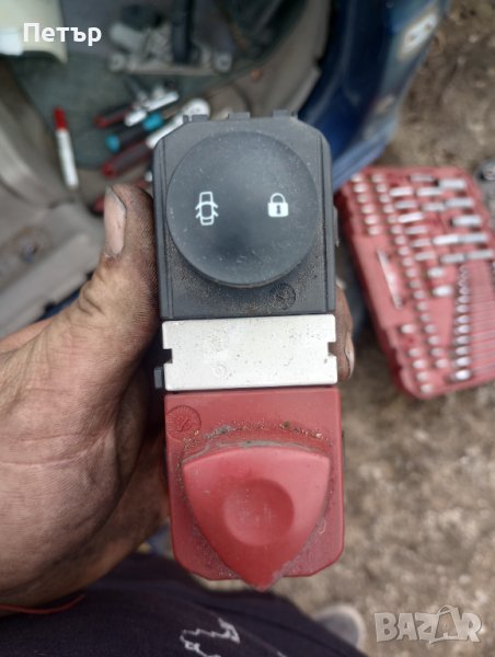 Бутон аварийни заключване отключване рено Меган Сценик 2 8200095493, снимка 1