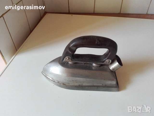 Микровълнова фурна , орехомелачка и две ретро ютии., снимка 15 - Микровълнови - 45706849