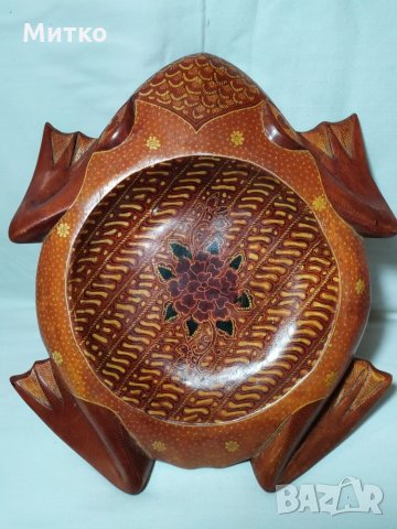 Стар дървен поднос изобразяващ жаба-перфектен