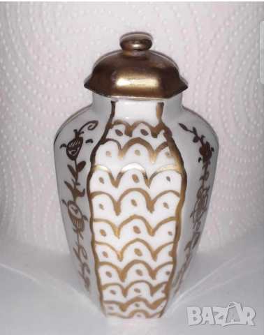 Стара малка урна кремация 8.5 см за спомен към любим човек домашен любимец Фин порцелан с позлата.