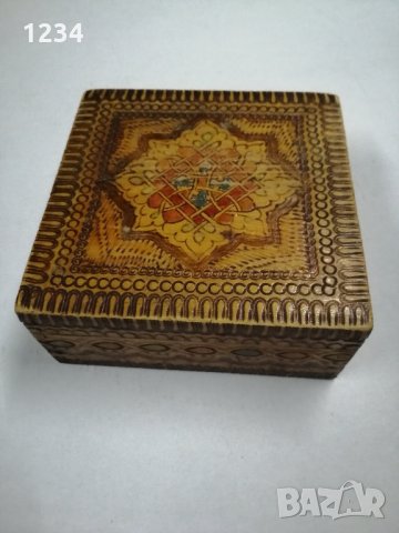 Дървена кутия 13.5 х 13.5 h 6 см. 