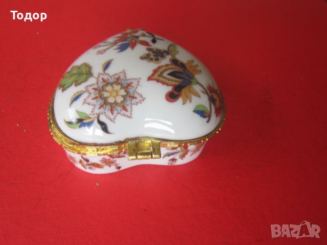 Невероятна порцеланова кутия за бижута , снимка 3 - Арт сувенири - 37021342