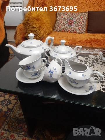 Порцеланов сервиз за чай с чайник захарница съд за мляко и по 6 чаши и чинийки