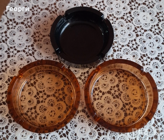 Три масивни пепелника