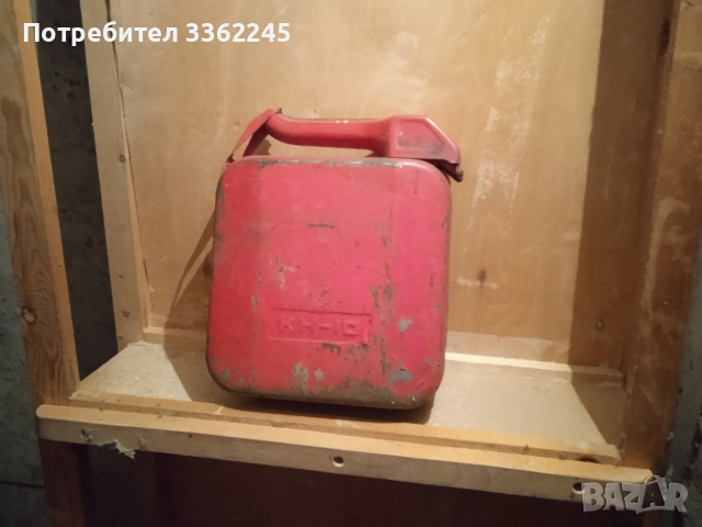 Продавам метална туба за гориво 10 литра 