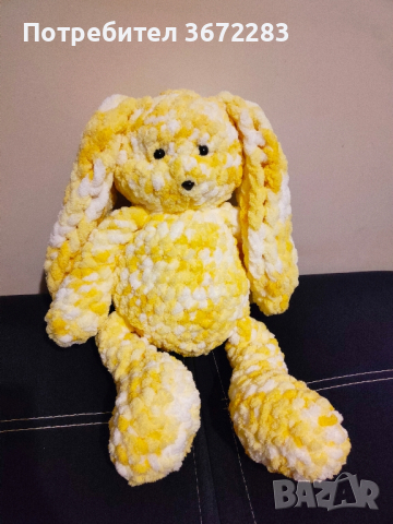 Ръчно изработена - плетена плюшена играчка - зайче от мека прежда