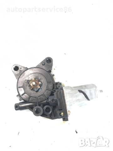Мотор на стъклото на предната дясна врата за KIA Carnival (2007–2011) 82460-4D000, снимка 2 - Части - 53200443