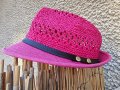 Лятна шапка плетена в цикламен цвят