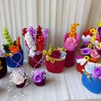 Налични вазички с цветя, снимка 1 - Изкуствени цветя - 27755271