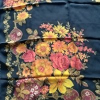 Красив квадратен шал - рисувана коприна, снимка 2 - Шалове - 34626614
