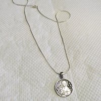 Стар сребърен медальон Дева Мария, богородица Млекопитателка - при трудно раждане с молитва гърба, снимка 2 - Колиета, медальони, синджири - 33292553