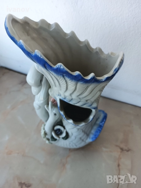 Порцеланова ваза с лебеди, снимка 1