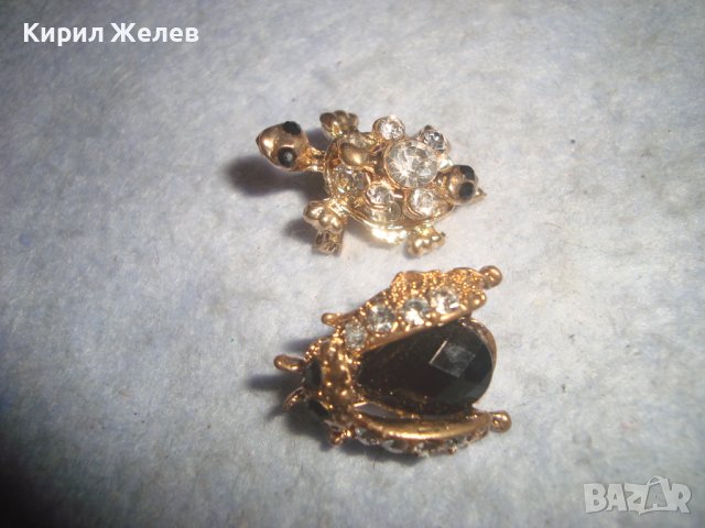 ДВЕ ФИГУРАЛНИ ПОЗЛАТЕНИ АРТ БРОШКИ с БЛЕСТЯЩИ ФАСЕТ - КРИСТАЛИ 29050