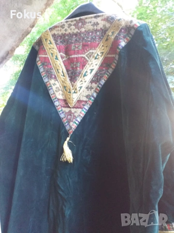 Кафтан Носия изработена от зелено кадифе и бродерия с сърма, снимка 4 - Антикварни и старинни предмети - 53469823