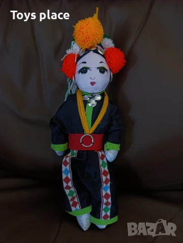 Винтидж тайландска кукла в традиционна носия 