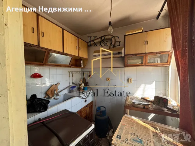 Триетажна тухлена на плоча къща в с. Стражец, снимка 2 - Къщи - 50343045