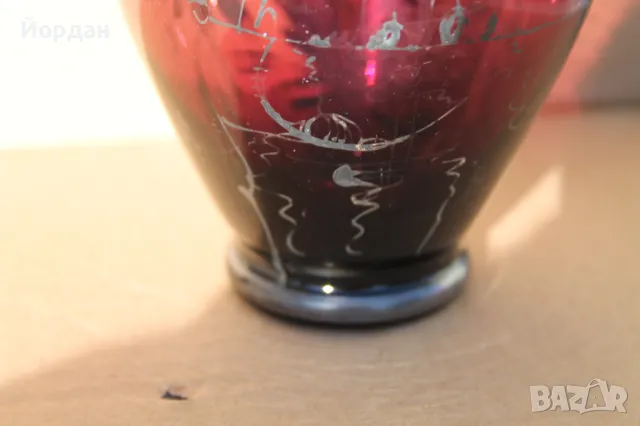 Ваза с вишнево стъкло със сребърна украса /1900-тната година/, снимка 4 - Други ценни предмети - 47580944