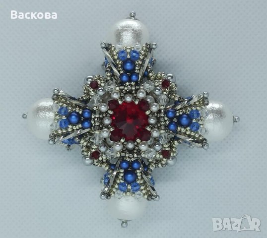 Ръчно изработена брошка с памучни  перли 