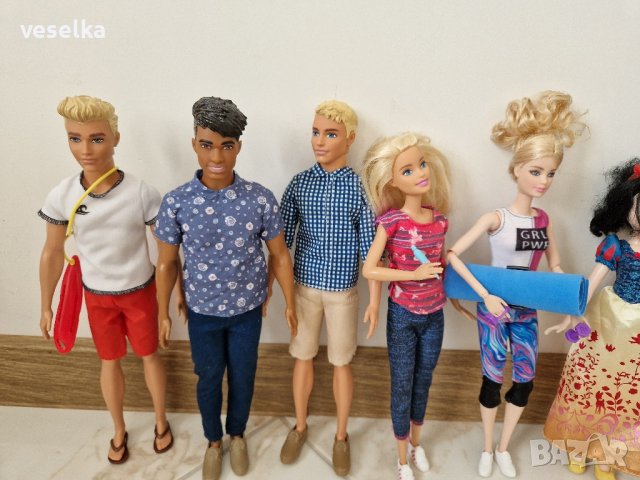 Дървена къща за кукли с кукли и аксесоари  Barbie, снимка 11 - Кукли - 43908519