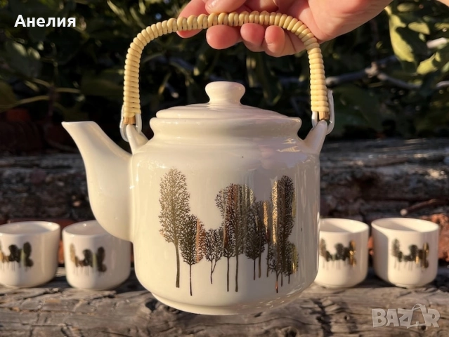 Чайник с плетена дръжка и златисти дървета