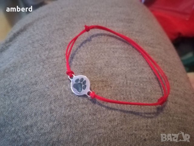 Гривна с червен конец и сребърен елемент за любителите на животни