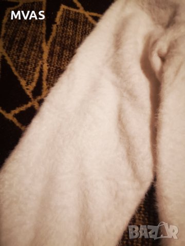 Дамски пухкав бял пуловер М размер, снимка 3 - Блузи с дълъг ръкав и пуловери - 42951763