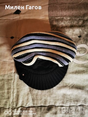 Детска зимна шапка, плетена и с козирка, идеално запазена. , снимка 1