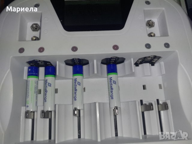 Универсално зарядно за акумулаторни батерии всички видове +4батерии