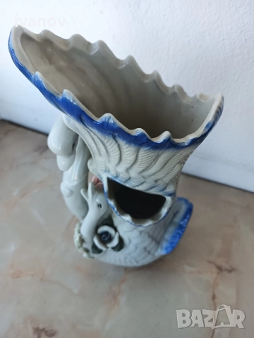 Порцеланова ваза с лебеди