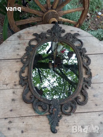 Огледало с орнаментирана рамка