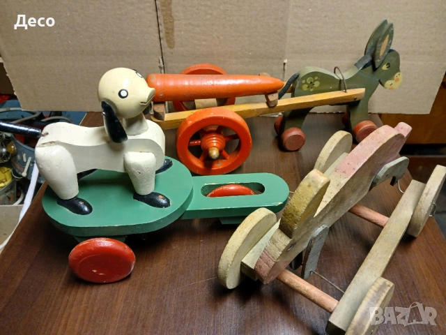 Стари дървени играчки.