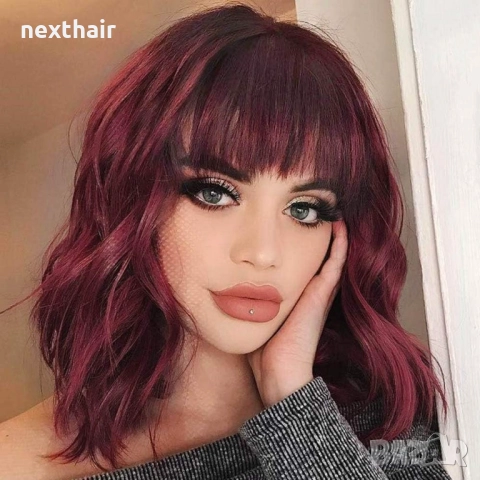 Ефектна омбре червена перука на вълни с тъмни корени и бретон