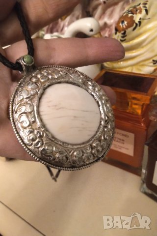Авторски стар сребърен медальон ,с камилска кост и ахат , снимка 5 - Колиета, медальони, синджири - 43674763