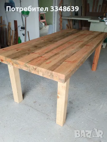 Маса от масивна дървесина.