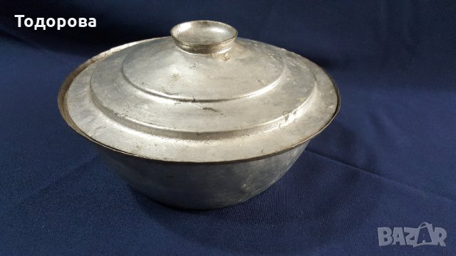 Стар бакърен калайдисан съд .