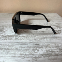 Черни слънчеви очила със златна лента 😎, снимка 3 - Слънчеви и диоптрични очила - 44906644