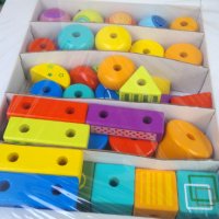 Hape  Дървена игра за малко дете конструктор кубчета с наниз , снимка 5 - Образователни игри - 36583632