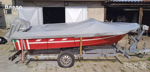 Лодка с двигател и колесар 