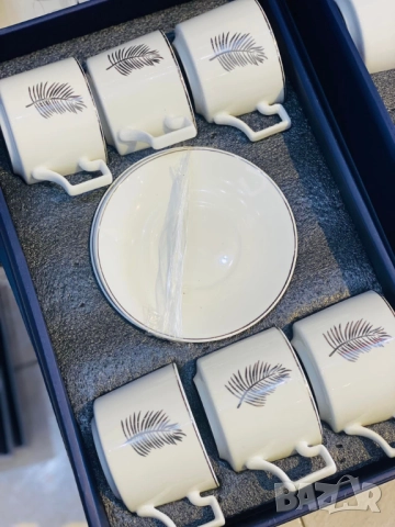 Луксозен порцеланов олекотен сервиз за кафе или чай в два размера