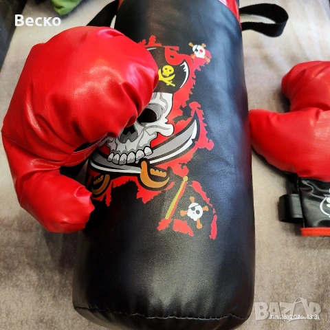 Боксова круша с ръкавици и звук.