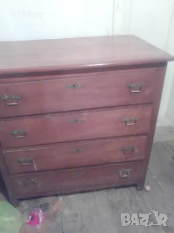 Продавам    античен    скрин,на  по-вече   от  100години само за 130лв.