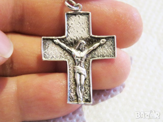 сребърен синджир с кръст, сребърен кръст с Исус закован за кръста - разпятие Христово